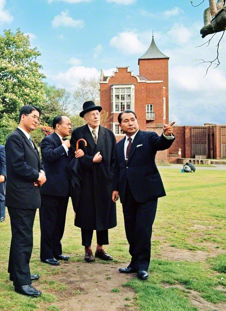 イギリス・ロンドンのホーランド公園を散策する池田先生とトインビー博士（右から2人目）ら（1972年5月）。両者は人類が直面する諸課題をテーマに語り合った