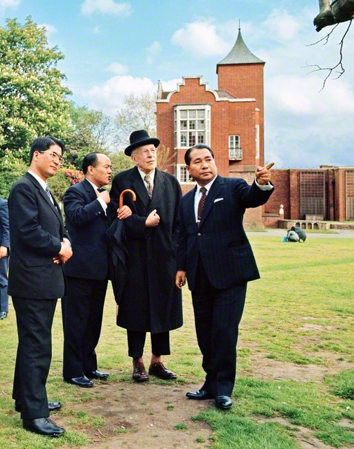 イギリス・ロンドンのホーランド公園を散策する池田先生とトインビー博士（右から2人目）ら（1972年5月）。両者は人類が直面する諸課題をテーマに語り合った