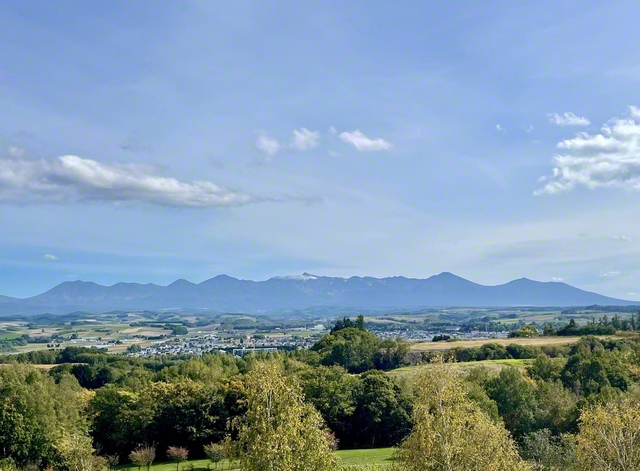 北海道の中央にそびえる十勝岳連峰。火山活動でできた丘陵地が広がる（美瑛町で）