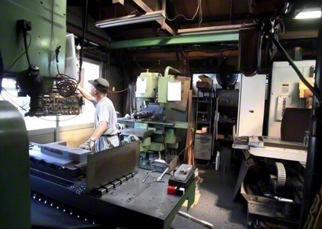 フライス盤を操作し、精密な金属部品の加工に取り組む町工場の職人（Starting　Over/PIXTA）