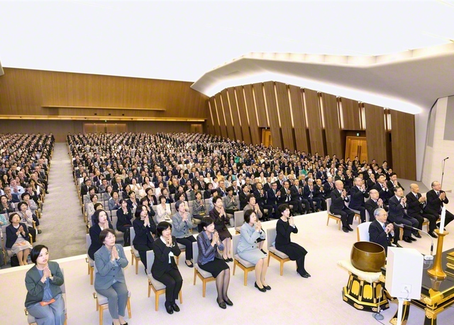 原田会長を中心に広宣流布大誓堂で営まれた池田先生の三回忌追善勤行法要。全池田門下が、世界広布の拡大をもって、報恩の証しを示しゆくことを誓い合った