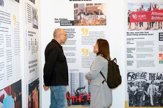 ドイツ創価学会の「核兵器のない未来」展。約400人が来場した（ベルリン市内で）　©Rebecca　Kaufmann