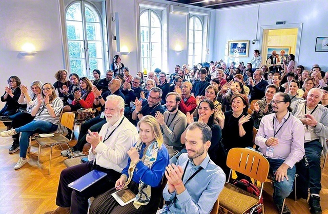 平和と友情の連帯を広げゆくことを誓い合った欧州SGIの友（オーストリア文化センターで）