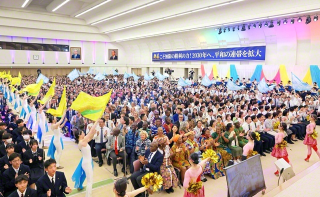 音楽隊の創価グロリア吹奏楽団、富士鼓笛隊の創価シャイニングスピリッツと創価エアレンデルの友らが、歓喜と躍動の演技・演奏で学会歌「誓いの青年よ」を披露。世界と日本の同志が力強い手拍子で呼応し、共に師弟勝利の人生を約し合った（東京戸田記念講堂で）