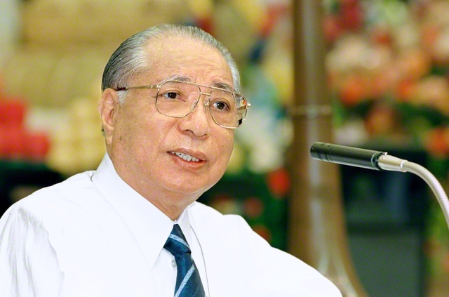 幸福は前進する生命に！――第10回本部幹部会でスピーチする池田先生（2001年10月、東京牧口記念会館で）