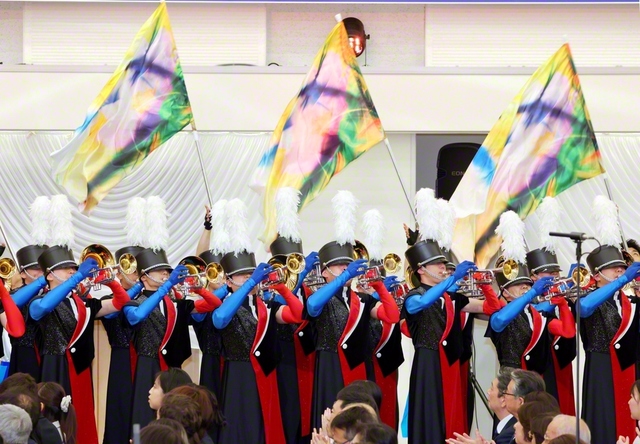 学会歌の演奏・演技を行う音楽隊・創価ルネサンスバンガード。力強いパフォーマンスが参加者の胸を打った（同）