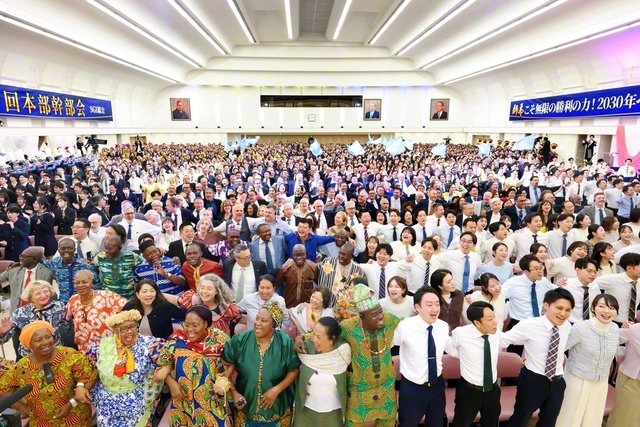 学会創立95周年から100周年へ、団結固く希望の前進！　創価の三代会長の肖像が見守る中、師弟の心で結ばれた世界の地涌の同志が、人類の宿命転換を誓い合った第9回本部幹部会（巣鴨の東京戸田記念講堂で）