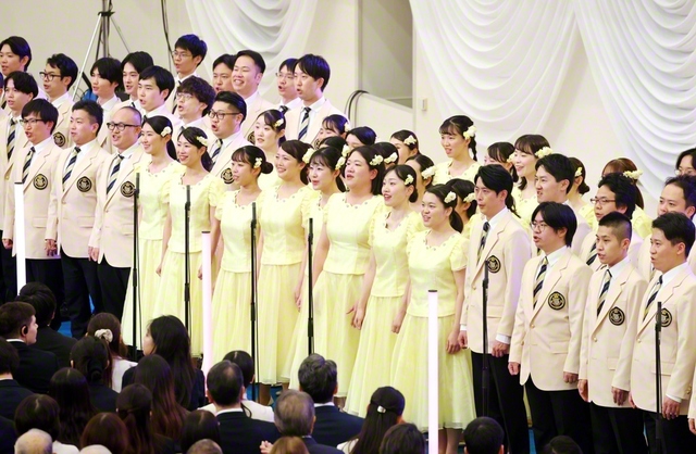 音楽隊・しなの合唱団と女性部・富士合唱団が師弟共戦の誓いを込めて学会歌「広布に走れ」を高らかに歌う（同）