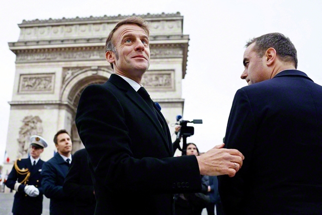 今月11日、第1次世界大戦終結の記念式典に出席するフランスのエマニュエル・マクロン大統領㊧とセバスチャン・ルコルニュ首相（パリで）＝EPA時事