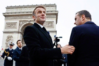 今月11日、第1次世界大戦終結の記念式典に出席するフランスのエマニュエル・マクロン大統領㊧とセバスチャン・ルコルニュ首相（パリで）＝EPA時事