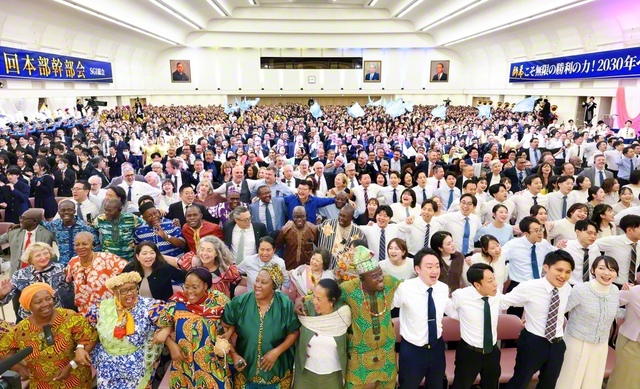 学会創立95周年から100周年へ、団結固く希望の前進！　創価の三代会長の肖像が見守る中、師弟の心で結ばれた世界の地涌の同志が、人類の宿命転換を誓い合った第9回本部幹部会（巣鴨の東京戸田記念講堂で）