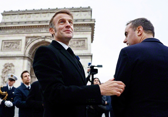今月11日、第1次世界大戦終結の記念式典に出席するフランスのエマニュエル・マクロン大統領㊧とセバスチャン・ルコルニュ首相（パリで）＝EPA時事