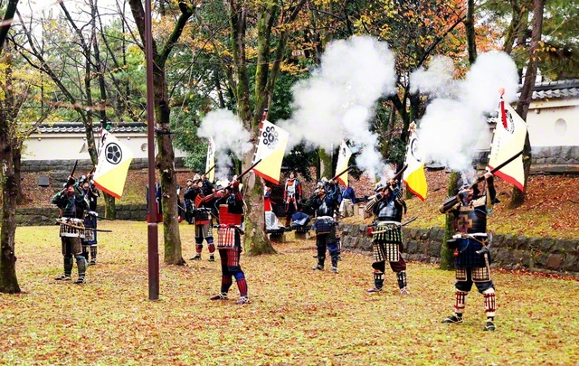 【埼玉】迫力のごう音がとどろいた火縄銃演武（9日、忍城址内で）