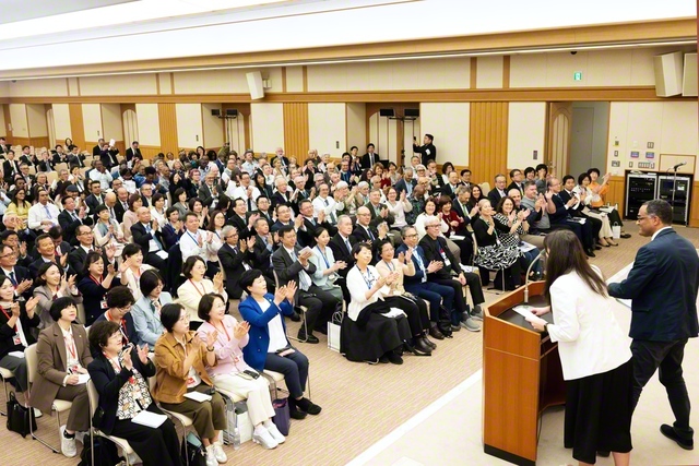 広宣流布は世界同時進行！――励まし合い、たたえ合い、誓い合った研修会の修了式。フランスの友の青年育成の決意に場内は沸いた（金舞会館で）