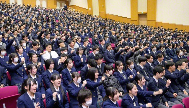 東京高の記念の集い。「何のためを問え！　君と僕の『師弟の旅』を！」をテーマに、創立者の平和の心を受け継ごうと約し合った