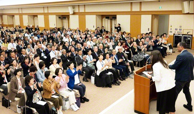 広宣流布は世界同時進行！――励まし合い、たたえ合い、誓い合った研修会の修了式。フランスの友の青年育成の決意に場内は沸いた（金舞会館で）