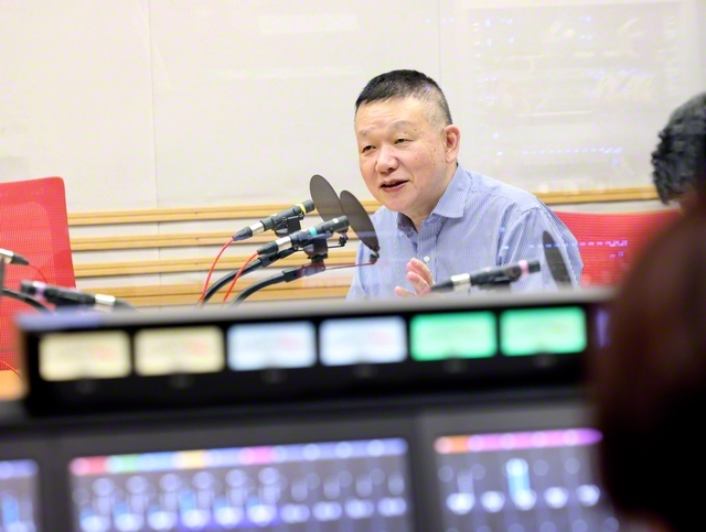 稗田さんはラジオブースに入ると手元の原稿をほぼ見ることなく、自然体で話していた