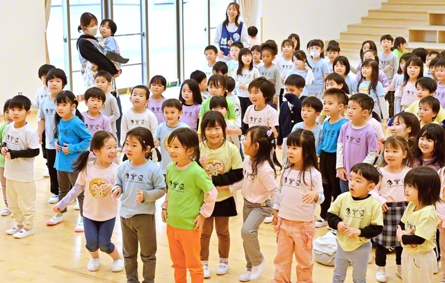 代表の園児が自分の好きなことや得意なことを発表した（札幌創価幼稚園で）