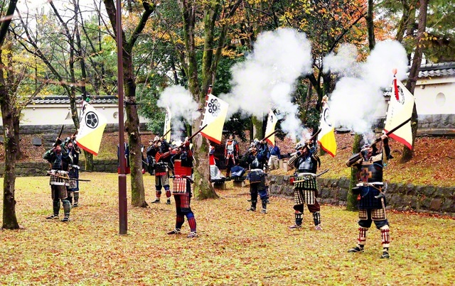 迫力のごう音がとどろいた火縄銃演武（忍城址内で）
