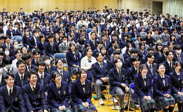 「価値創造」とのテーマで行われた関西高の集い。全員で愛唱歌「共に！　永遠に！」を力強く合唱した