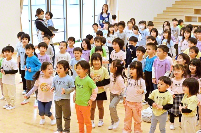 代表の園児が自分の好きなことや得意なことを発表した（札幌創価幼稚園で）