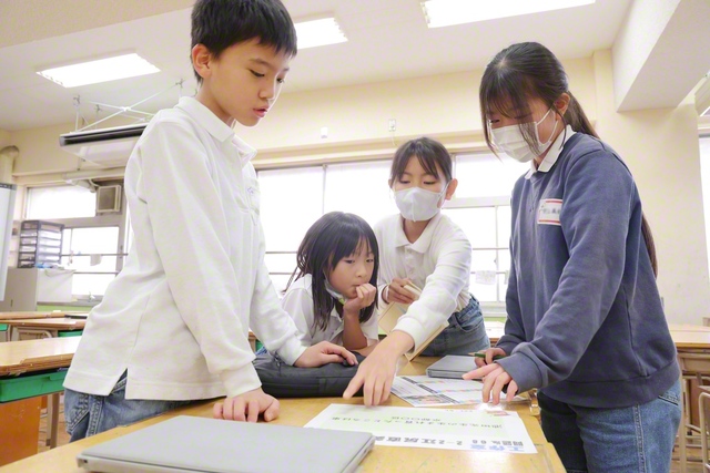 東京小では、「創立精神クエスト」と題した創立の精神を学ぶクイズ企画を元気よく。体育館で記念集会も行った