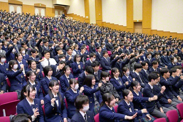 東京高の記念の集い。「何のためを問え！　君と僕の『師弟の旅』を！」をテーマに、創立者の平和の心を受け継ごうと約し合った