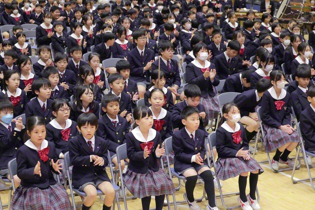 関西小の集いでは、ビクトワール合唱団とアンジェリック・ブラスバンドが記念の合唱・演奏を披露した