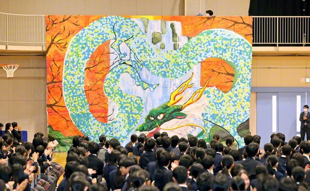 東京中の集いでは、龍をモチーフにした制作物が披露された。各自で決めた目標を達成するたびに、1枚ずつ“うろこ”を貼って完成させた