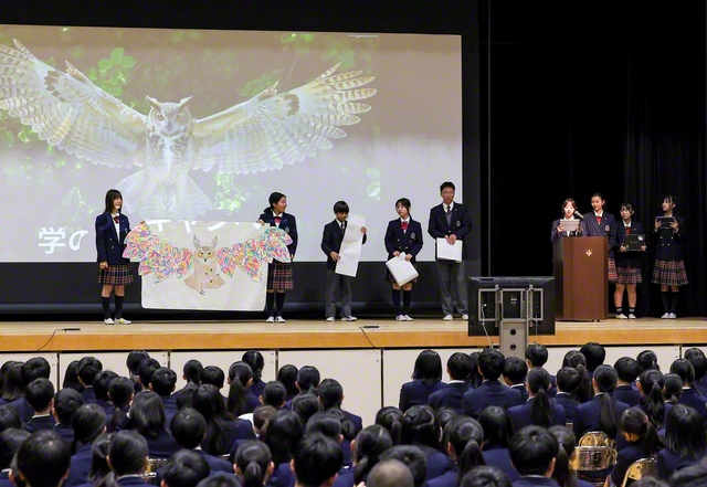 関西中の生徒が「英知の日」を目指し取り組んだ内容を発表。一人一人が立てた目標を達成し、羽ばたく鳥を表現した