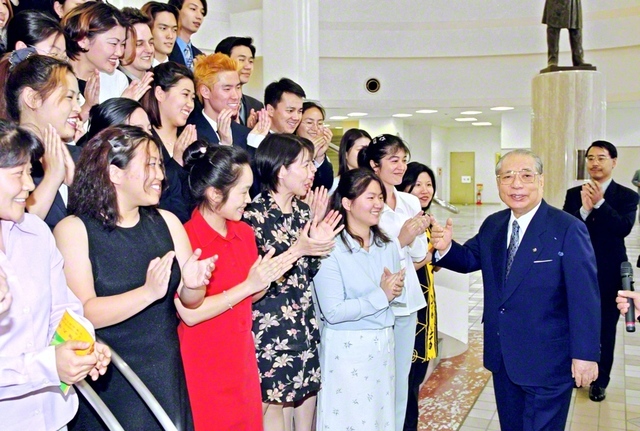 創価大学に集った留学生を歓迎し、励ます池田先生（2000年6月、創価大学池田記念講堂で）。“大学をつくろう。世界一の大学にしよう”――75年前の11月16日に恩師が語った構想を池田先生が実現。現在、同大学は世界72カ国・地域、276大学と国際交流のネットワークをもち、留学生は学生総数の約1割を占める