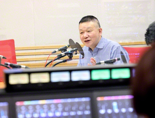 稗田さんはラジオブースに入ると手元の原稿をほぼ見ることなく、自然体で話していた