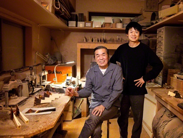 木又さん㊧は長男・新也さんと分担してバチを作る。「ケンカはしょっちゅう」と話す新也さんに「親の心子知らずだな」とぼそり。認め合うからこそ、いいバチができる