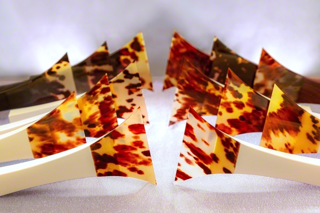 プロから初心者まで、さまざまな三味線奏者が木又さんのバチを求める