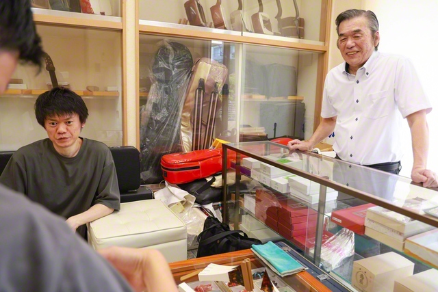 バチの弾き心地を、客と一緒に確かめる