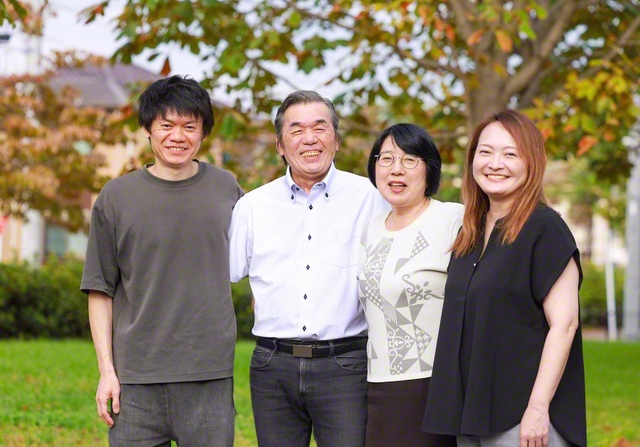 家族4人、笑顔の花が咲く（左から長男・新也さん、木又さん、妻・朋子さん、長女・佐知子さん）