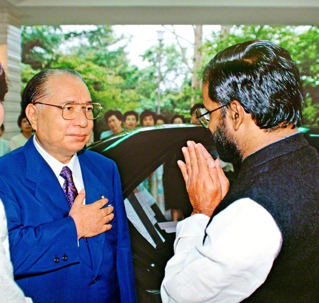 ラダクリシュナン博士を歓迎する池田先生。「広島原爆の日」であったこの日の朝、先生は不戦への誓いを込めて小説『新・人間革命』を起稿した（1993年8月6日、長野研修道場で）
