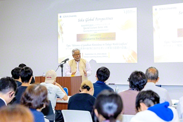 創大生に講演するラダクリシュナン博士。「徹底して学び抜き、勇気とリーダーシップを備えた創価教育を体現する一人一人に」と若き友に期待を寄せた（本年9月、東京・八王子市の創価大学で）