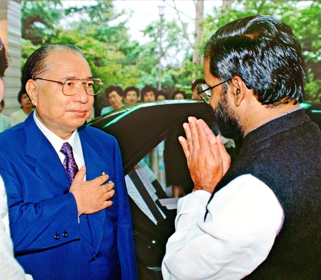 ラダクリシュナン博士を歓迎する池田先生。「広島原爆の日」であったこの日の朝、先生は不戦への誓いを込めて小説『新・人間革命』を起稿した（1993年8月6日、長野研修道場で）