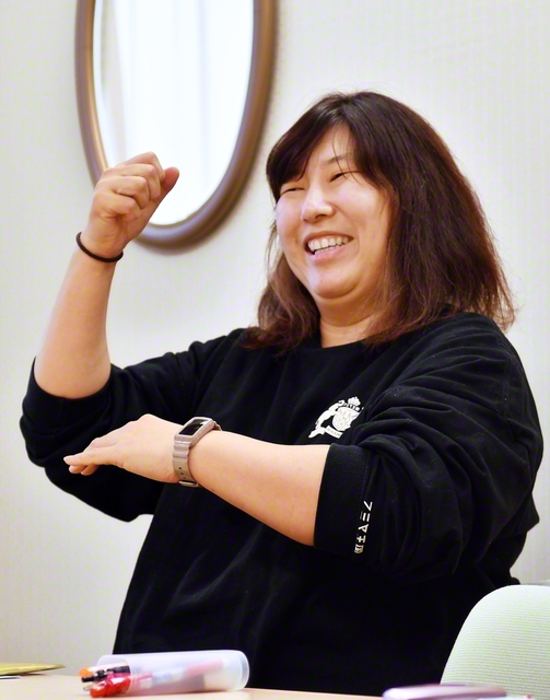 「多くの人に手話の魅力を知ってもらいたい」と土佐林さん。日本のコーダがつながれる場所を提供している団体のメンバーでもある。土佐林さんの手話表現は温かく、ろう者の友からも分かりやすいと評判