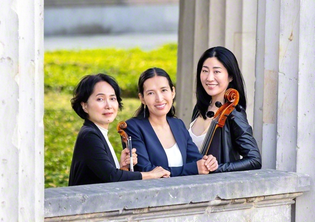 「トリオ　ソ・ラ」の3人。左から、バイオリニストの瀬川祥子さん、ピアニストの谷川かつらさん、チェリストの水谷川優子さん　（C）Stiring　Elmendorf