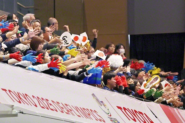 「行け！」――サインエールで選手を応援（同）