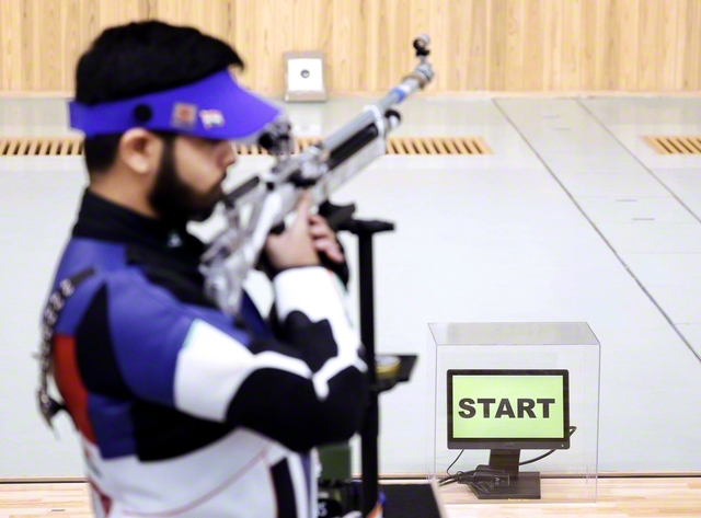 射撃では、開始の合図がモニターで表示される（同）