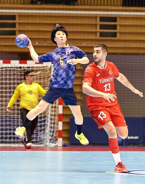 鍛え上げた跳躍力と技が光る！　男子ハンドボールも熱戦（同）