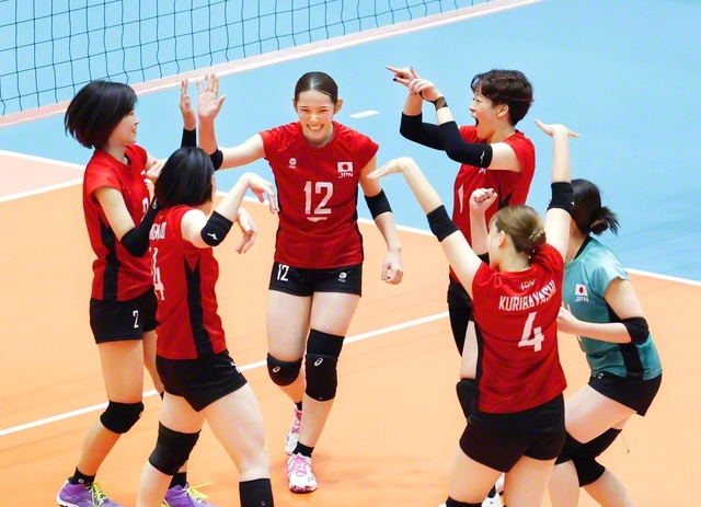 女子バレーボールの試合（16日、都内で）