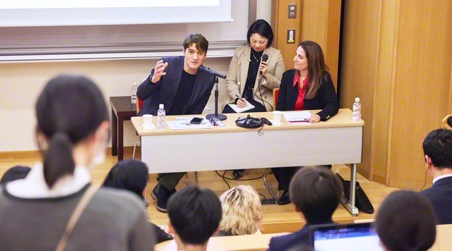 生徒の質問に答えるスペイン・アルカラ大学池田教育研究所のイボラ所長㊧とバレラ副所長㊨（創価高校で）