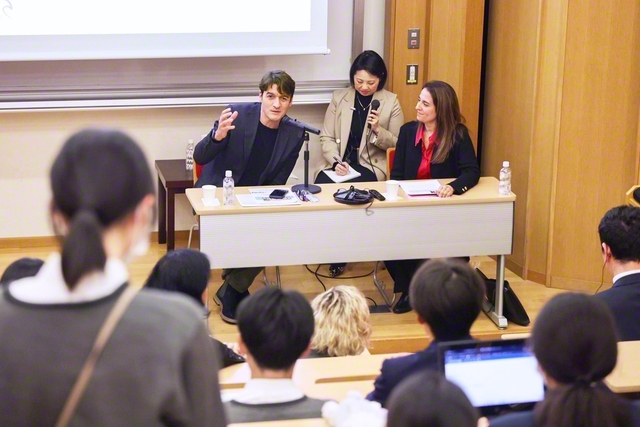 生徒の質問に答えるスペイン・アルカラ大学池田教育研究所のイボラ所長㊧とバレラ副所長㊨（創価高校で）