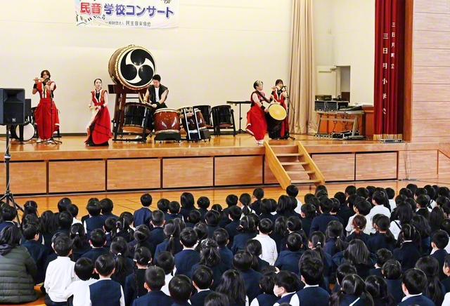 和楽団ジャパンマーベラスが熱演した民音学校コンサート（18日、佐賀・小城市内で）