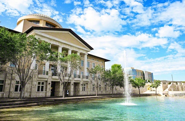 アメリカ創価大学（SUA）の本部棟「ファウンダーズ・ホール」