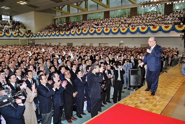 創価学園21世紀大会で、池田先生が卒業生にエールを送る（2001年9月16日、創価学園で）